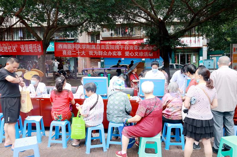 我院在高筍塘小區(qū)開展“喜迎二十大 我為群眾辦實(shí)事”健康義診活動(dòng)